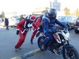 Odwiedziny „Motocykliści w strojach Świętego Mikołaja jeżdżą ulicami Wielunia i rozdają prezenty